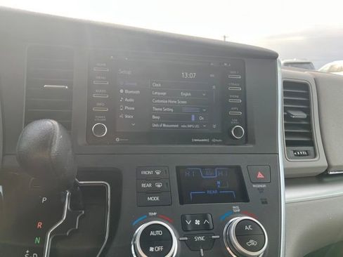 Used 2018 Toyota Sienna LE image 43