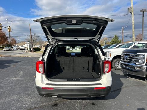 Used 2023 Ford Explorer XLT image 15