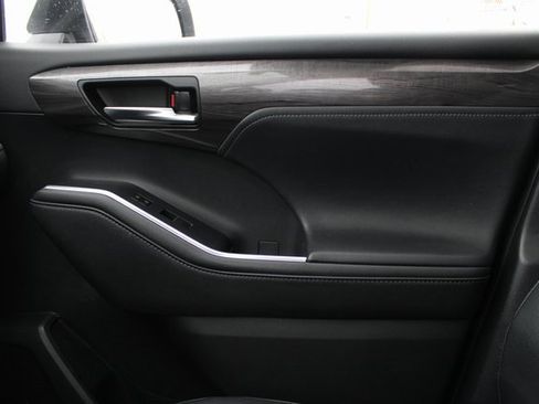 Used 2020 Toyota Highlander Limited image 34