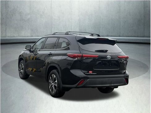Used 2023 Toyota Highlander XLE image 9