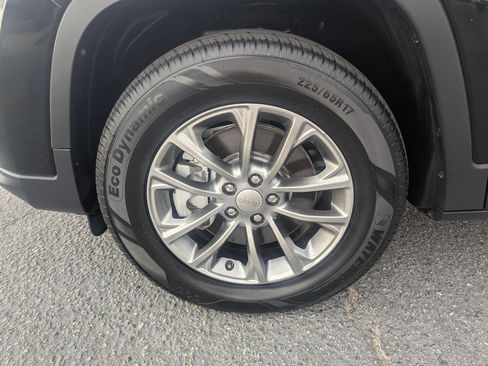 Used 2020 Jeep Cherokee Latitude Plus AWD/4WD image 8