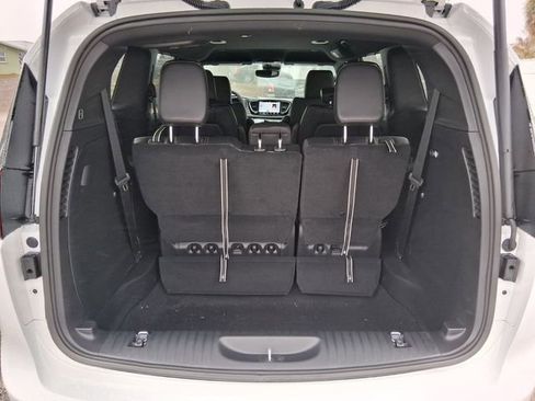 Used 2026 Chrysler Pacifica Select image 16