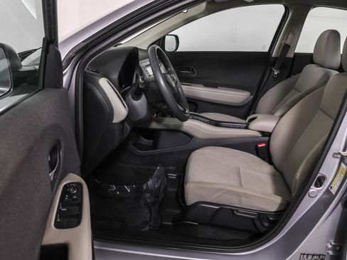 Used 2019 Honda HR-V LX image 6