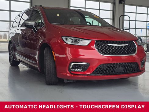 Used 2025 Chrysler Pacifica Pinnacle FWD image 3