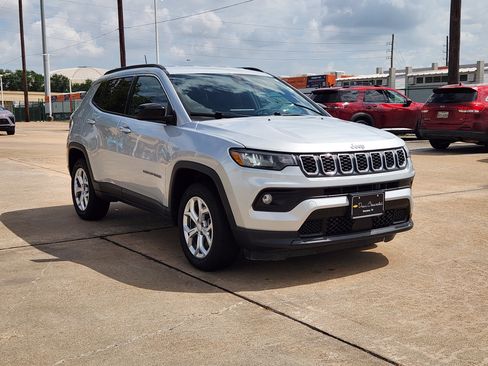 Used 2024 Jeep Compass Latitude AWD/4WD image 4