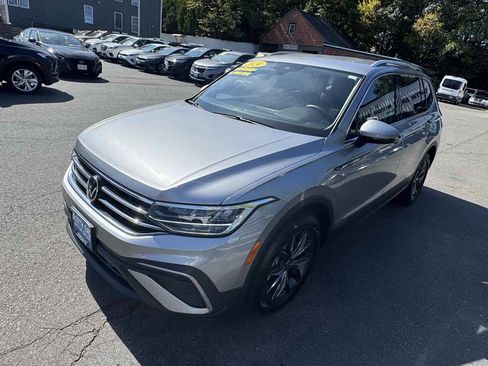 Used 2024 Volkswagen Tiguan SE image 2
