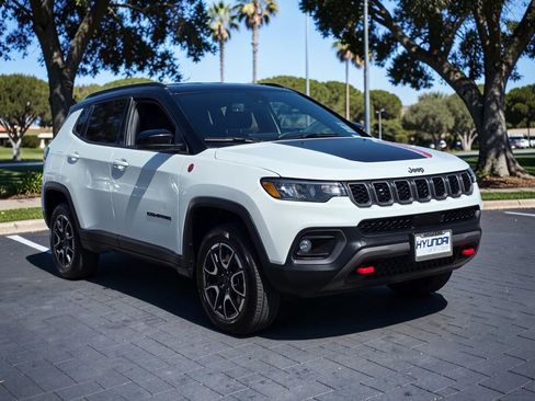 Used 2025 Jeep Compass Trailhawk w/ Trailer Tow Group AWD/4WD image 4