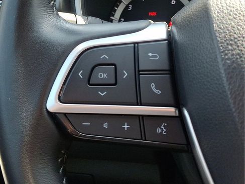 Used 2024 Toyota Highlander XLE AWD/4WD image 10