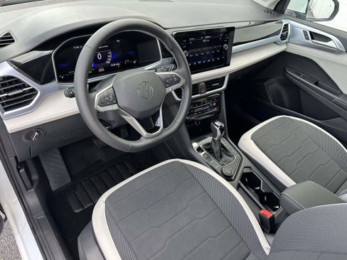 New 2025 Volkswagen Taos SE image 10