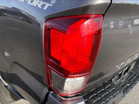 Used 2018 Toyota Tacoma TRD Sport image 32