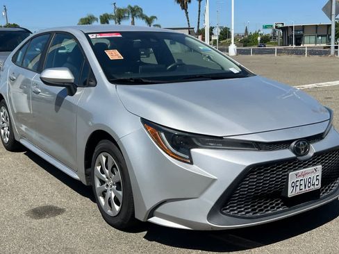 Used 2021 Toyota Corolla LE FWD image 3