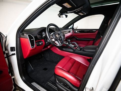 Certified 2023 Porsche Cayenne Coupe AWD/4WD image 4