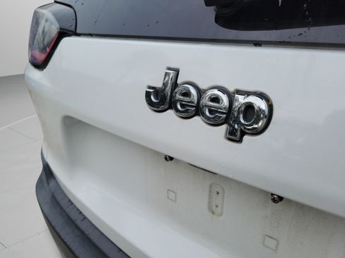 Used 2019 Jeep Cherokee Limited FWD image 32