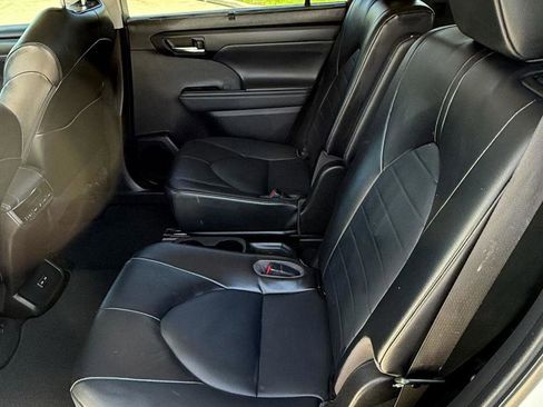 Used 2022 Toyota Highlander XLE image 14