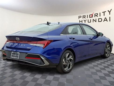 Used 2025 Hyundai Elantra Limited image 4