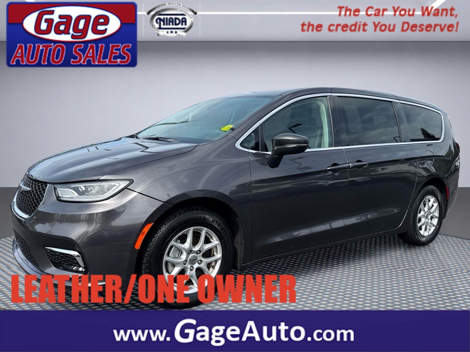 Used 2023 Chrysler Pacifica Touring-L FWD image 1