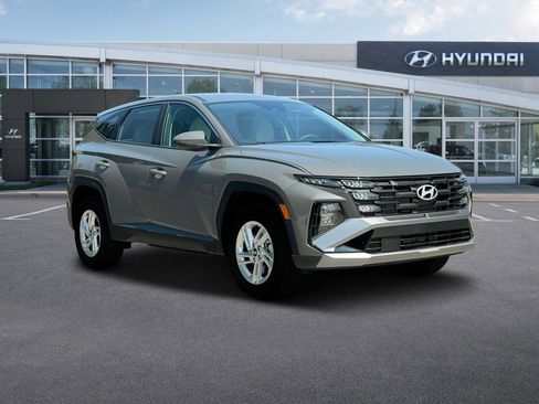 Used 2025 Hyundai Tucson SE image 11