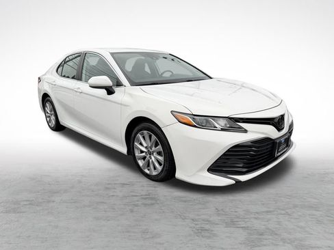 Used 2020 Toyota Camry LE image 4
