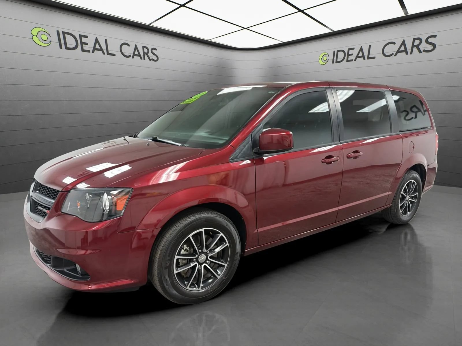Used 2018 Dodge Grand Caravan SXT w/ Blacktop Package FWD image 1