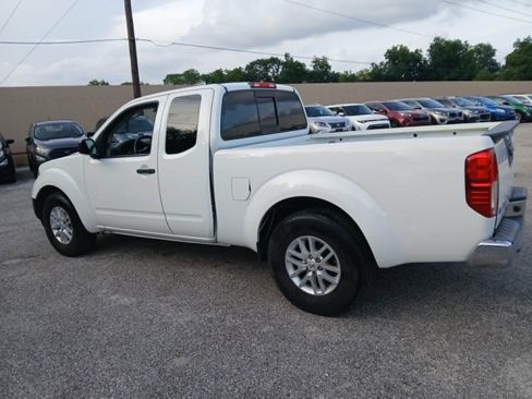 Used 2018 Nissan Frontier SV RWD image 3