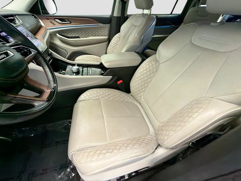 Used 2022 Jeep Grand Cherokee L Summit w/ Luxury Tech Group V AWD/4WD image 11