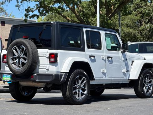 Used 2024 Jeep Wrangler Unlimited AWD/4WD image 3
