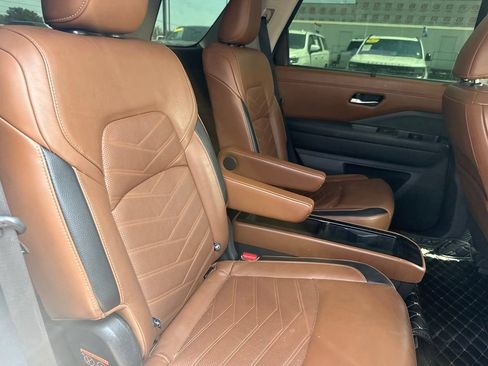 Used 2022 Nissan Pathfinder Platinum w/ Cargo Package FWD image 10