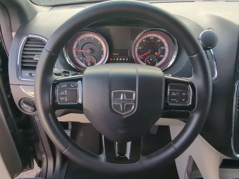 Used 2017 Dodge Grand Caravan SXT image 30