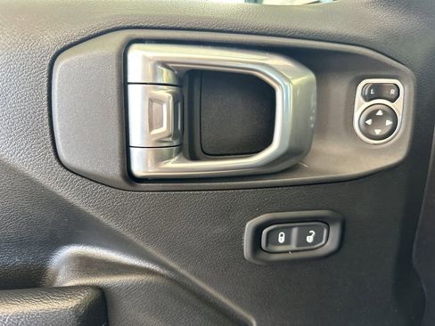 Used 2023 Jeep Gladiator Willys image 12