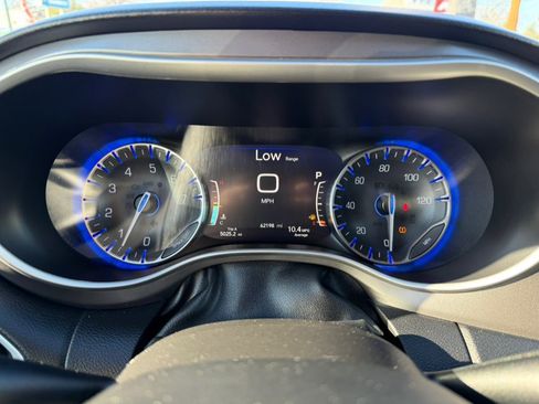 Used 2023 Chrysler Pacifica Touring-L image 30