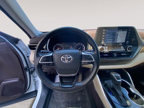 Used 2022 Toyota Highlander XLE AWD/4WD image 12