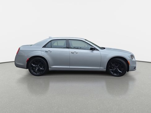 Used 2023 Chrysler 300 Touring w/ Sport Appearance Package image 4