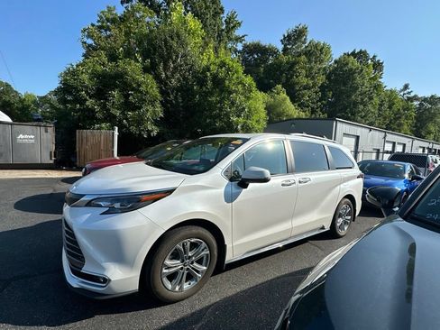 Used 2024 Toyota Sienna Platinum AWD/4WD image 2