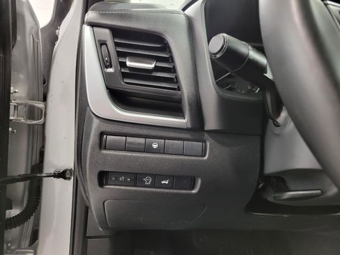 Used 2025 Nissan Rogue SV image 10