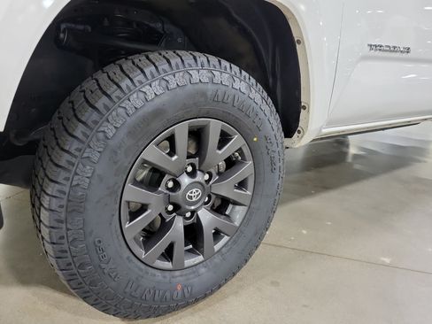 Used 2021 Toyota Tacoma SR5 w/ Technology Package AWD/4WD image 9