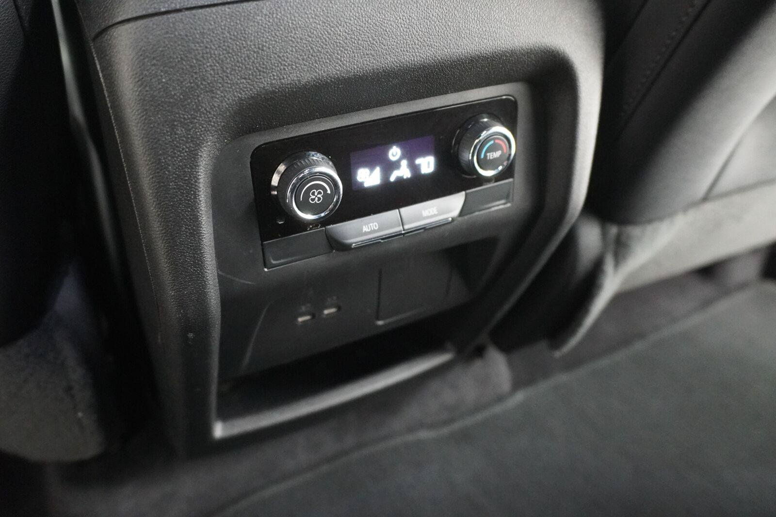 Used 2025 Chevrolet Traverse LT FWD image 12