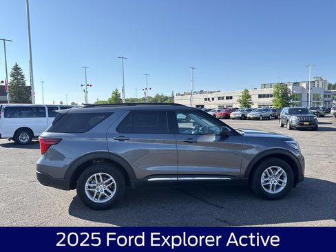 Used 2025 Ford Explorer Active AWD/4WD image 6