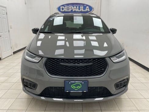 Used 2025 Chrysler Pacifica Limited image 17