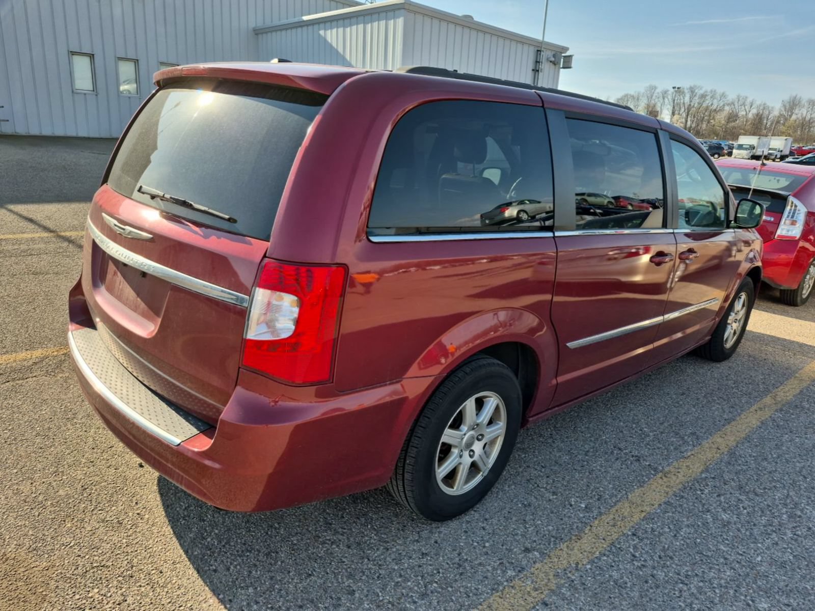 Used 2012 Chrysler Town & Country Touring w/ Entertainment Group #1 FWD image 4