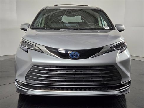 Used 2024 Toyota Sienna Platinum image 8