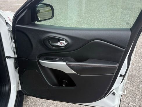 Used 2017 Jeep Cherokee Trailhawk w/ Comfort/Convenience Group image 18