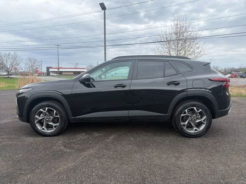 Used 2025 Chevrolet Trax LT FWD image 2
