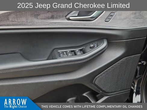 Used 2025 Jeep Grand Cherokee Limited AWD/4WD image 21