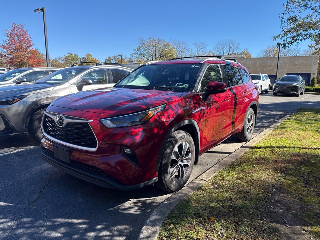 Used 2022 Toyota Highlander XLE AWD/4WD image 3