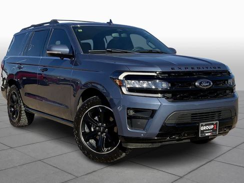 Used 2023 Ford Expedition Limited AWD/4WD image 2