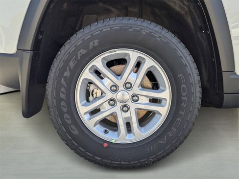 New 2025 Jeep Grand Cherokee Laredo w/ MOPAR Finishing Package image 6