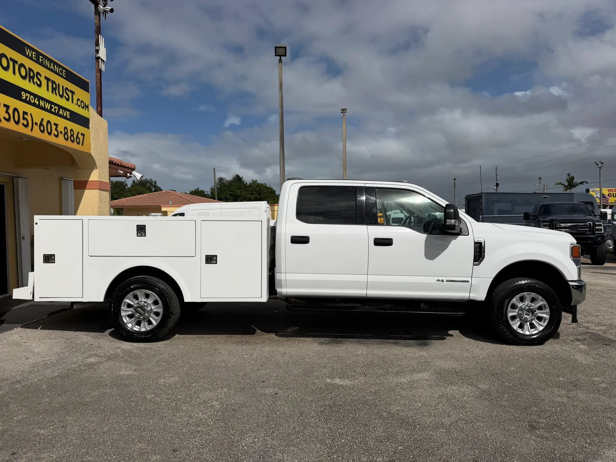 Used 2022 Ford F350 4x4 Crew Cab XLT image 5