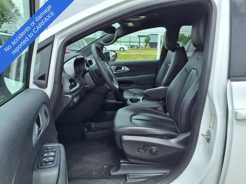 Used 2024 Chrysler Pacifica Limited FWD image 18