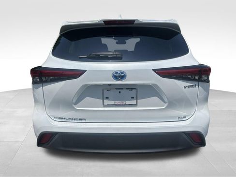 Used 2022 Toyota Highlander XLE AWD/4WD image 4