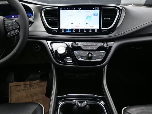 Used 2024 Chrysler Pacifica Limited w/ Uconnect Theater Family Group AWD/4WD image 18
